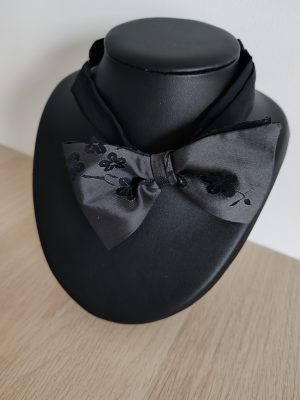 Noeud papillon gris foncé motifs de fleurs de cerisier noir