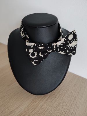 Noeud papillon à fleurs stylisées sur fond noir en coton