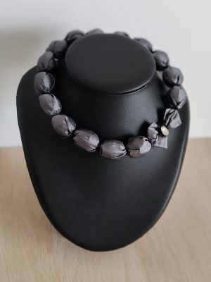 collier ras du cou en soie grise et strass