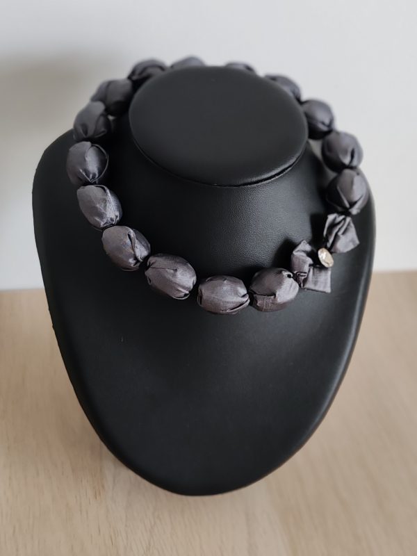 collier ras du cou en soie grise et strass