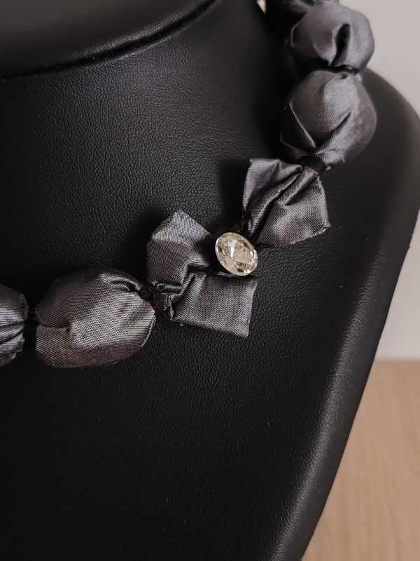 Détail du collier ras du cou en soie grise