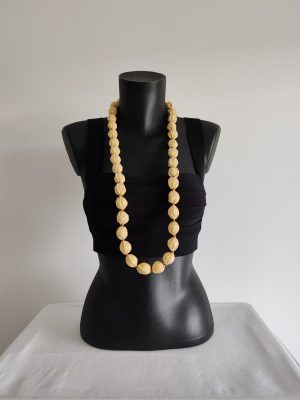 Collier sautoir Naïla en perles de taffetas de soie jaune clair - 2 cm - et fil de coton doré, présenté simple sur un buste noir