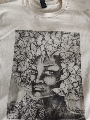 T-shirt en heavy cotton, écru, avec un portrait de femme noire aux cheveux papillons stylisés en coupe afro